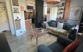Bel Appartement Spacieux ,Convivial De 3 Chambres Avec Parking Prive Secure